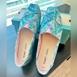 NWT TOMS - Candy Pink California Palms print - size 7.5